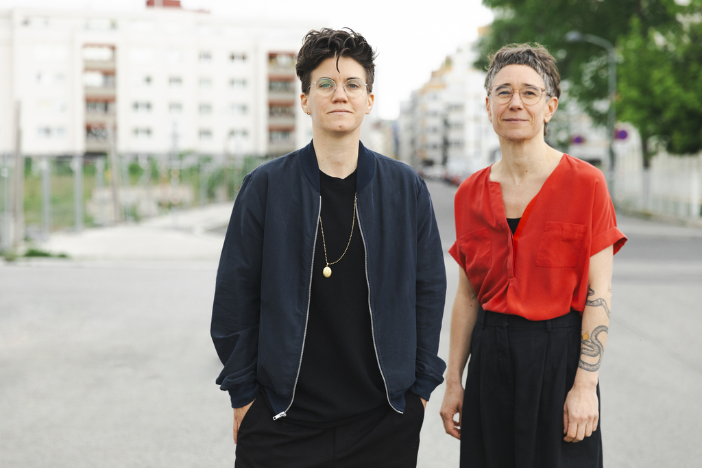 Foto von Team Tamo. Zwei Personen. Links Yvonno Leeb und rechts Ulrike Friedl